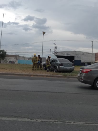 El vehículo fue impactado por un tráiler y proyectado al Cinturón Ecológico del bulevar Ejército Mexicano.