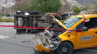 El conductor de la camioneta transportadora de tanques de gas perdió el control y se volcó.