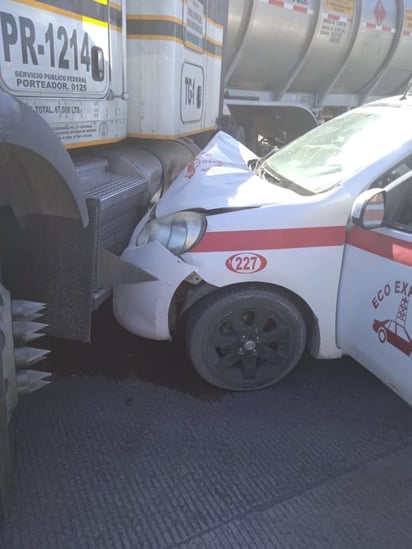 El tráiler intentó realizar una maniobra de retorno y le cortó la circulación a un taxi que se impactó en uno de sus costados.