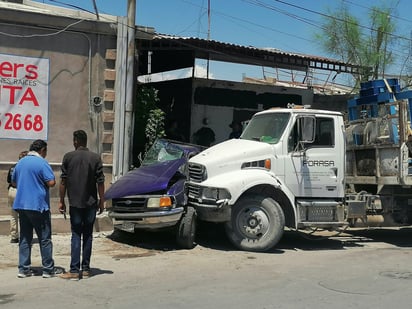 El conductor de la pesada unidad asegura que fue la ponchadura de una llanta lo que causó el accidente.