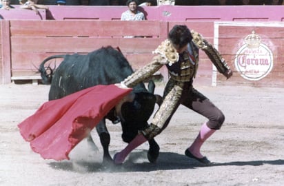 Valente fue la figura más taquillera del toreo mexicano durante los primeros años de la década de 1980, aún siendo muy joven y aún siendo novillero, su convocatoria era arrasadora tanto en la región como en cualquier plaza de provincia y el otroro Distrito Federal.