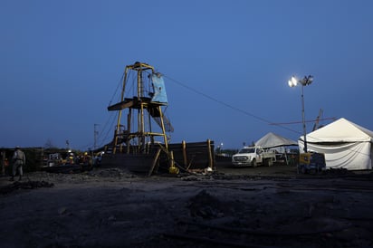 Las labores de rescate se intensificaron y un equipo de buzos se preparaba para ingresar a los tres pozos. (EFE)