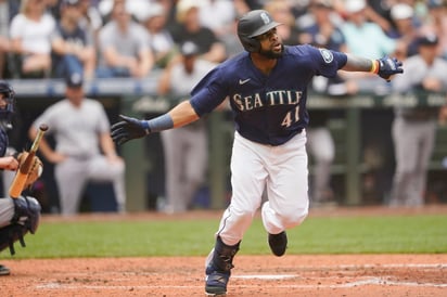 Dominicano Carlos Santana pega jonrón y los Mariners derrotan a Yankees