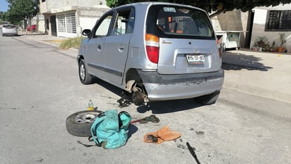 Al perder la llanta de su auto ocasionó el choque; la unidad afectada fue una camioneta Ford que perdió la parte inferior.