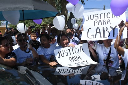 Los familiares y un grupo de unas 100 personas acusaron a la Vicefiscalía de no estar actuando conforme el protocolo. (FERNANDO COMPEÁN)