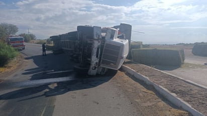 Se informó que iba a exceso de velocidad y al tomar la curva perdió el control, terminando por volcarse por el peso de la carga.