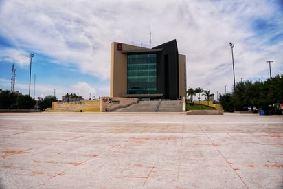 Invierten un millón y medio de pesos en la recuperación del color original de la explanada de la Plaza Mayor. (EL SIGLO DE TORREÓN)