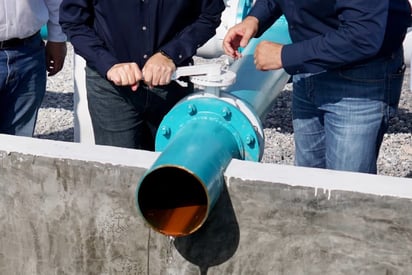 Detectan fugas de agua en la colonia Ciudad Nazas, esto luego de la puesta en marcha de un nuevo pozo de parte del Simas Torreón. (EL SIGLO DE TORREÓN)
