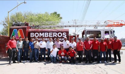 Se prometió a los bomberos un aumento de salarios el próximo año, también, se les entregó equipo y un camión cisterna. (EL SIGLO DE TORREÓN)