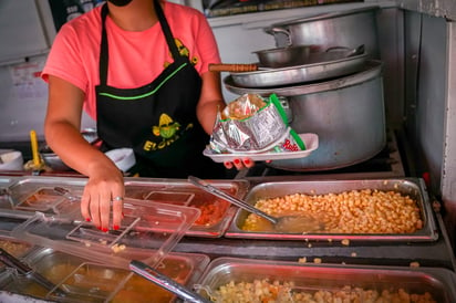 Entre las mezclas más populares está el elote tradicional, habanero, maruchan, camarón a la diabla, arrachera y de tuétano. (EDIE RUIZ)