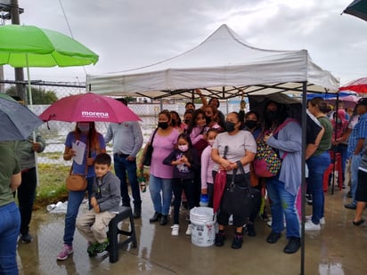 La lluvia desquició a muchas personas adultas que pasaron la noche en la Expo Feria para vacunar contra la COVID a niños y niñas. (EL SIGLO DE TORREÓN)