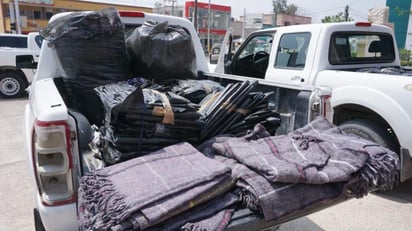 La alcaldesa dio el banderazo de salida a cinco camionetas que llevaban hule e insumos a colonias.