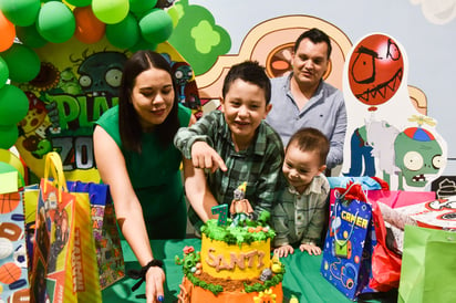 Santiago festeja junto a sus papás, Claudia de León y Javier Obregón; y su hermanito Matías Obregón de León (EL SIGLO DE TORREÓN/ERICK SOTOMAYOR)