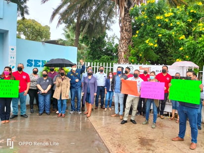 Docentes del Cbtis No. 159 aprovecharon el tiempo que dedican al almuerzo para protestar por incumplimiento de la basificación. (EL SIGLO DE TORREÓN)