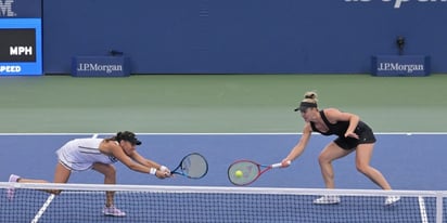 Giuliana Olmos (i) y Gabriela Dabrowski cayeron 3-6, 7-6, 3-6 ante Katerina Siniakova y Barbora Krejcikova en los cuartos de final del Abierto de Estados Unidos. (CORTESÍA)