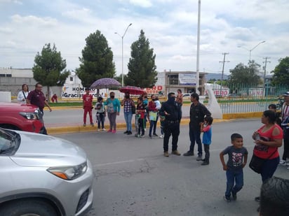 Con gran molestia padres y madres de familia hicieron un bloqueo en el bulevar Miguel Alemán.
