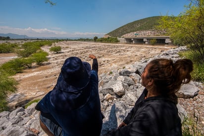 Corre agua por el lecho seco del Río Nazas; el puente Centauro fue uno de los lugares a donde la población acudió para dar la bienvenida al caudal que es sinónimo de vida para la Comarca Lagunera. (ÉRICK SOTOMAYOR)