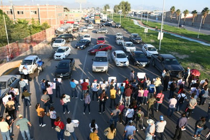 Maestros y maestras de la sección 44 del SNTE en La Laguna, realizaron ayer bloqueos, marchas y tomas de dependencias gubernamentales ubicadas en la ciudad de Gómez Palacio. (FERNANDO COMPEÁN)