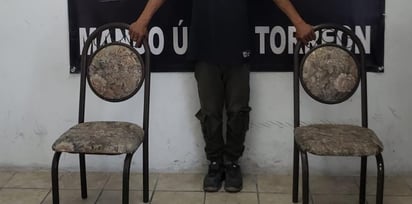 Detienen a hombre mientras robaba dos sillas en Rincón La Merced de Torreón