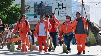 Contingente de 'La Ola' recibió numerosos aplausos durante el propio desfile por la Independencia. (EL SIGLO DE TORREÓN)