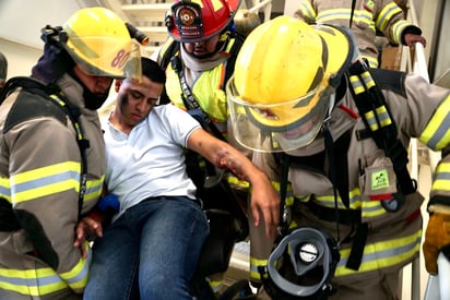 Realizan simulacro de incendio en la presidencia municipal de Torreón, evacúan a 350 personas. (EDIE RUIZ)
