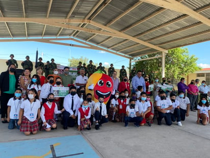 La primera entrega de árboles para la reforestación en el plantel se realizó en la escuela primaria Moisés Asís Siller. (EL SIGLO DE TORREÓN)