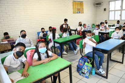 Servicios educativos informó que tanto alumnos como docentes deben continuar utilizando el cubrebocas, sobre todo en las aulas.