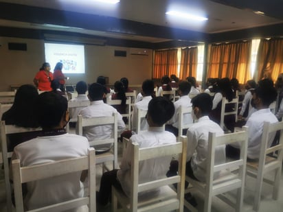 Dan plática sobre violencia digital a alumnos de secundaria en San Pedro