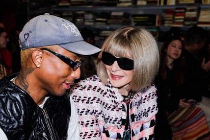 Pharrell Williams junto a Anna Wintour (AGENCIA)