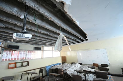 Cinco aulas de la escuela primaria Bruno Martínez de Gómez Palacio tienen daños en los techos. (FERNÁNDO COMPEÁN / EL SIGLO DE TORREÓN)