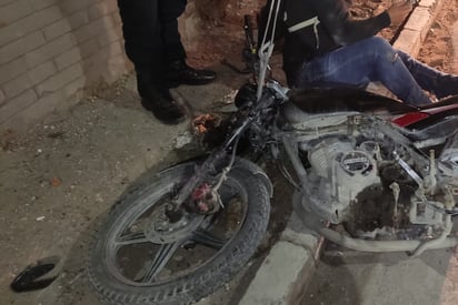 Motociclista en estado de ebriedad choca contra poste de concreto en Torreón