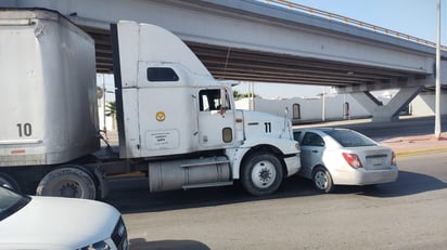 Conductor le corta la circulación a un tráiler y provoca accidente en Torreón