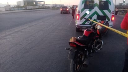 Muere motociclista al ser embestido por un tráiler en Arteaga
