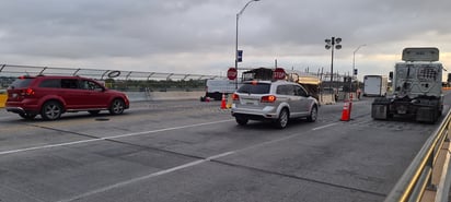 Agentes de migración mexicana reciben en la guardarraya del Puente Internacional número II a los migrantes originarios de Venezuela que son retornados por las autoridades norteamericanas. (EL SIGLO DE TORREÓN)