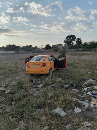 Ubican cadáver de hombre con martillo enterrado en el cráneo dentro de taxi abandonado en Torreón.