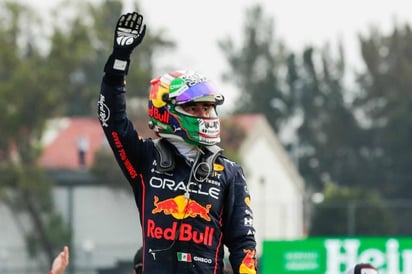 Sergio Pérez saluda a los aficionados luego de terminar la carrera de ayer en la tercera posición por detrás de Max Verstappen y Lewis Hamilton.