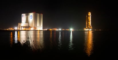 El cohete SLS, en el que la NASA ha invertido más de 4.000 millones de dólares, tiene una altura superior a un edificio de 30 plantas. (EFE)