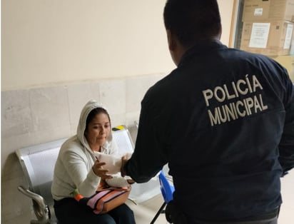 Policías de San Pedro acuden a hospitales a repartir café y pan