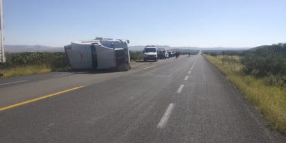 La unidad terminó volcada sobre su costado derecho sobre uno de los carriles de la vialidad.