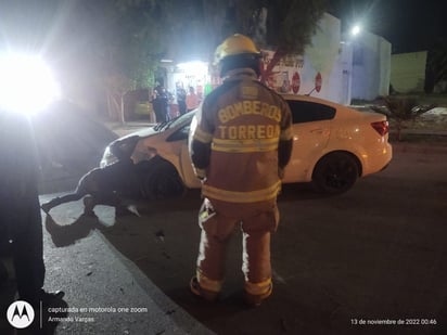 Las autoridades se encargaron de colocar el auto en su posición normal.