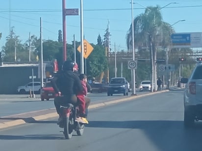 Detectan a pareja en motocicleta, poniendo en riesgo la vida de un menor de edad en Lerdo. (EL SIGLO DE TORREÓN)