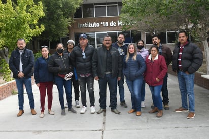 Un grupo de inconformes del Instituto 18 de Marzo de Gómez Palacio se inconformó ayer por los nombramientos que hizo la SEED. (FERNÁNDO COMPEÁN / EL SIGLO DE TORREÓN)