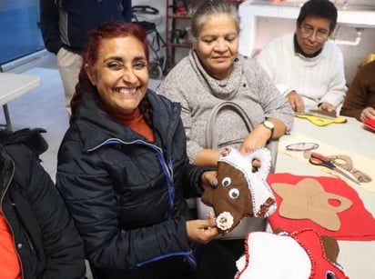 El taller navideño de manualidades se realiza los días lunes, miércoles y viernes de 10:00 de la mañana a 12:00 de la tarde. (CORTESÍA)