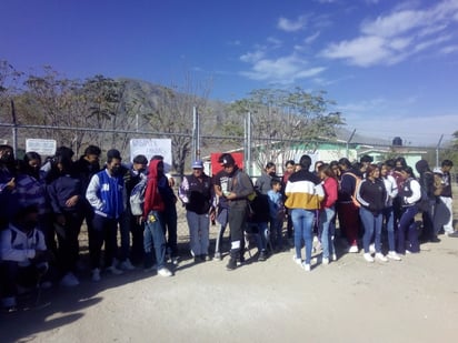 Madres de familia y alumnos cerraron ayer las instalaciones del plantel como forma de protesta. (EL SIGLO DE TORREÓN)