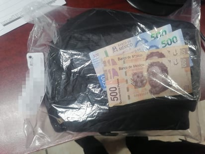 La empleada abrió la caja registradora y sustrajo cuatro billetes de 500 pesos para después escondérselos en una bolsa.