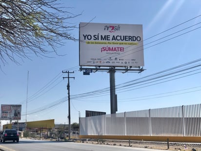 Organismos que forman parte del movimiento han colocado anuncios espectaculares en diversos puntos de la ciudad.