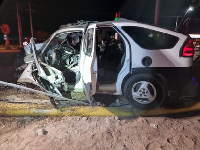 El joven perdió la vida en el hospital, tras sufrir lesiones de gravedad; el conductor de la camioneta falleció en el lugar.