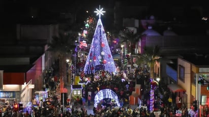Con un público de diez mil personas se llevó a cabo el encendido del pino navideño en la ciudad. (EL SIGLO DE TORREÓN)