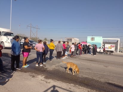 Habitantes de Ampliación La Rosita, La Rosita y Zaragoza Sur bloquearon el bulevar Laguna Sur para protestar por la situación.