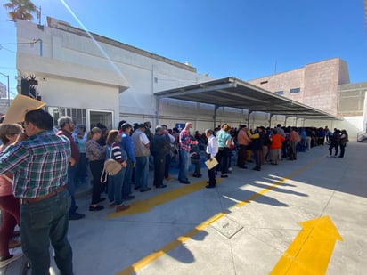 Jubilados y pensionados hacen largas filas para votar en elección de Sección 35 del SNTE